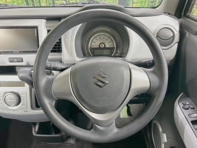 インテリアに合わせたデザインのステアリングは、運転される方のことも考え、運転しやすい形状、大きさです。是非一度、実際に触ってお確かめください。