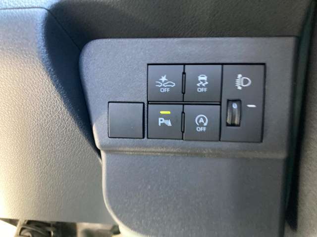 プッシュスタート標準装備です。カギを挿さずにエンジンの始動からドアの開け閉めまで出来てしまうスマートキーの仕様になっている為、カギを探す手間がありません。