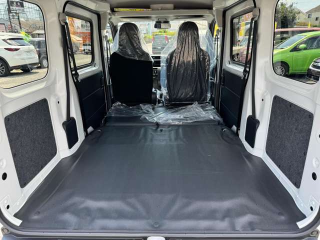 ☆フラットシート☆後部座席を倒すとフラットになる為、たくさんのお荷物や大きなお荷物を積むときに便利です！