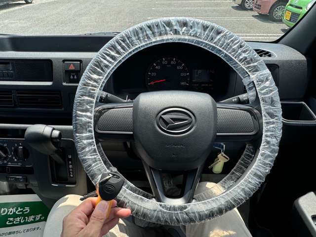 スマートキー標準装備です。車に近づいてリクエストスイッチを押せばドアの開閉ができます。更にエンジンの始動もカギを挿さずに出来ます。防犯面でも安心に繋がります。