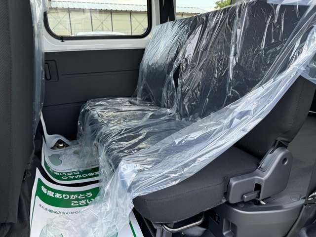 リアシートは分割式になります。ワンタッチでフラットにも出来ますのでお荷物が多い時等はフルフラットにして積む事も可能です。