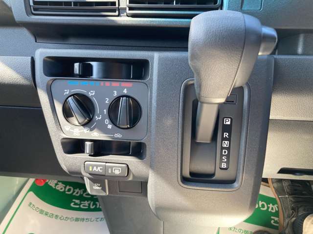 オートエアコン標準装備です。簡単操作で車内が設定した温度になるまで風量、吹き出し口を自動的に調整してくれます。いつでも快適な運転が楽しめます。
