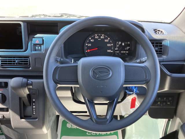 ☆ステアリングホイール☆手にしっくりくる握り心地で滑りにくく運転も快適です！
