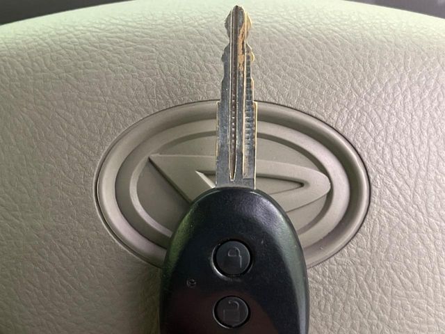 【キーレス】少し離れた場所からでもボタン一つでドアの開錠・施錠ができるのでとっても便利！ドアの鍵穴周りに傷をつけることもありません♪