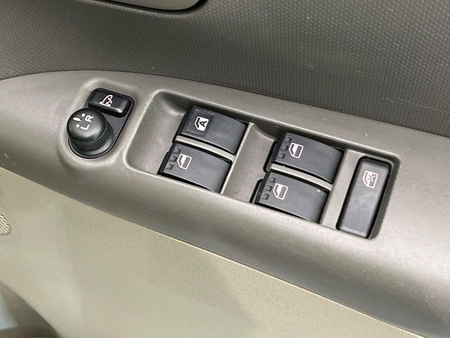 【電動格納ミラー】サイドミラーは電動格納式となっており、狭い駐車場でもキズがつくリスクを抑えられます。