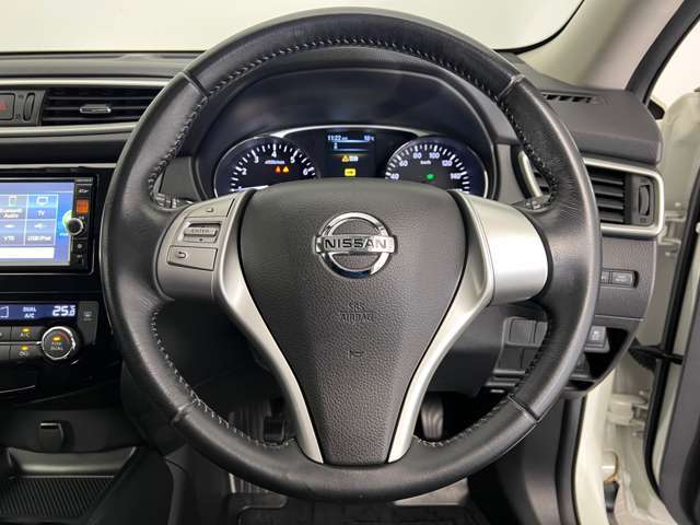 手元でオーディオの操作ができます。