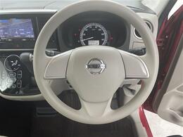 【ステアリング】軽い力で扱いやすいハンドルです。目立つ傷やスレなどなく綺麗な状態です！除菌プランいれていただくとさらに快適に！清潔なお車はお子様にも安心ですね！