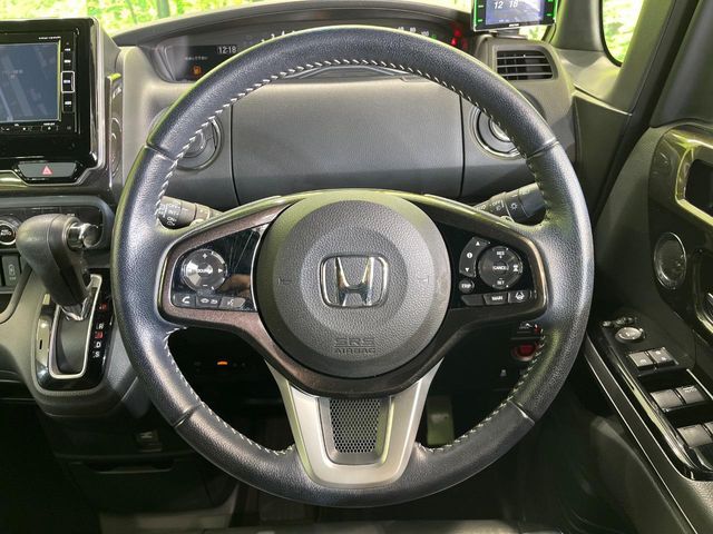 【純正革巻きステアリング】上質な革を使用することで、手にしっかり馴染みとても運転しやすいハンドルです♪