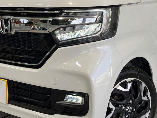 【LEDヘッドライト】悪天候や夜間走行時も良好な視界を確保し安心して運転できる高輝度LEDヘッドライトを装備！点灯速度が早く、消費電力も抑えられています。