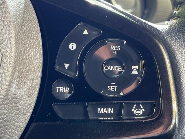 【アダプティブクルーズコントロール】高速道路での長距離走行が楽に！！自動で速度を保つクルーズコントロールが、衝突軽減システムと連携し、前方の車両を感知して車間を保つように速度調節してくれます！！