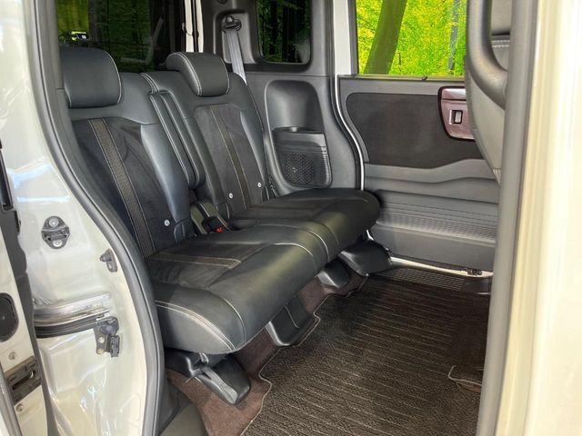 後部座席も気になるようなキズ・汚れやへたり等、大きなダメージはなく、良好な状態です。