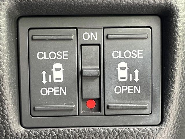 【両側パワースライドドア】スマートキーや運転席のスイッチで後席両側スライドドアの開閉が可能♪電動だから力を入れてドアを開ける必要が無く、小さなお子様でも簡単に開け閉めでき快適です♪