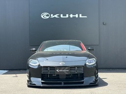 ハーフタイプの場合、スポーティ感が少し薄れる可能性があるため、センターや左右両端にダクトを設けて、スポーティさを高めているのが特徴です。そしてエアロ下部には薄型ディフューザーが別体で装着されております