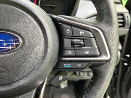 【全車速追従機能付クルーズコントロール】高速道路での長距離走行が楽に！！自動で速度を保つクルーズコントロールが、衝突軽減システムと連携し、前方の車両を感知して車間を保つように速度調節してくれます！！