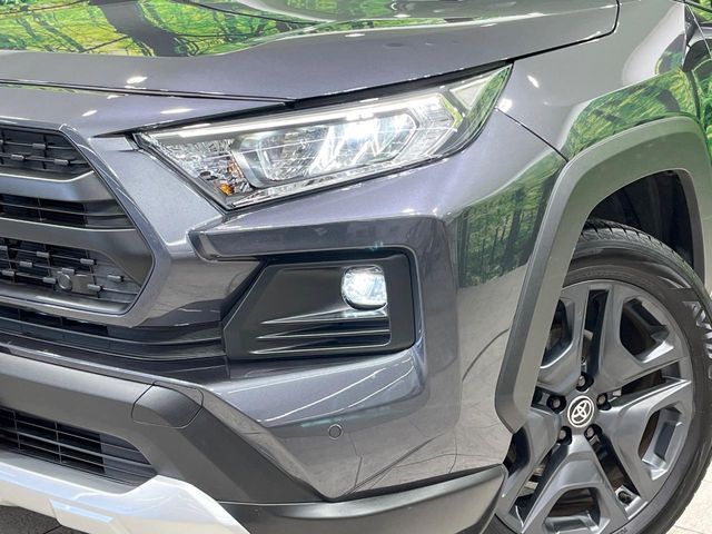 【LEDヘッドライト】悪天候や夜間走行時も良好な視界を確保し安心して運転できる高輝度LEDヘッドライトを装備！点灯速度が早く、消費電力も抑えられています。