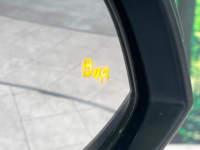 【ブラインドスポットモニター】走行中、ドアミラーの死角になりやすい箇所に後続車が接近するとサイドミラーのレンズに警告を表示！ドライバーに注意喚起をしてくれます。