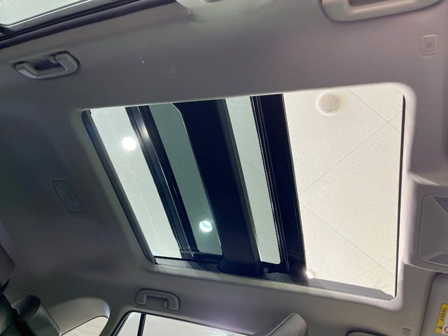 【サンルーフ】開放感たっぷりの希少装備、サンルーフが装着されています！車内に明かりを取り入れたり景色を楽しむ以外にも、車内の空気も簡単に換気できて快適です！