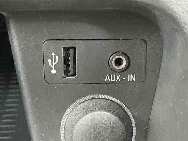 ●USB・AUX接続:お手持ちのミュージックプレーヤーを接続し、車内でお気に入りの音楽を気軽に楽しむことができます♪