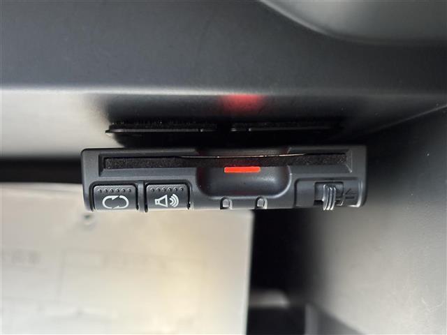 【ETC】有料道路を利用する際に料金所で停止することなく通過できる、ETC車載器（ノンストップ自動料金収受システム機器）が装備されています。セットアップを行うことで利用可能になります。