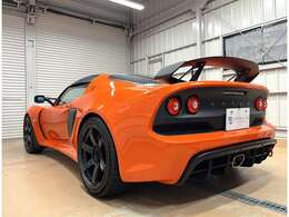 EXIGE SPORT410純正ナイトロン3Way調整式サスペンション、EXIGE SPORT410純正スタビライザー、レイズTE37 SAGA S-plus（EXIGE専用特注モデル）、MICHELIN PILOT SPORT CUP 2タイヤなどカスタマイズが多数です。