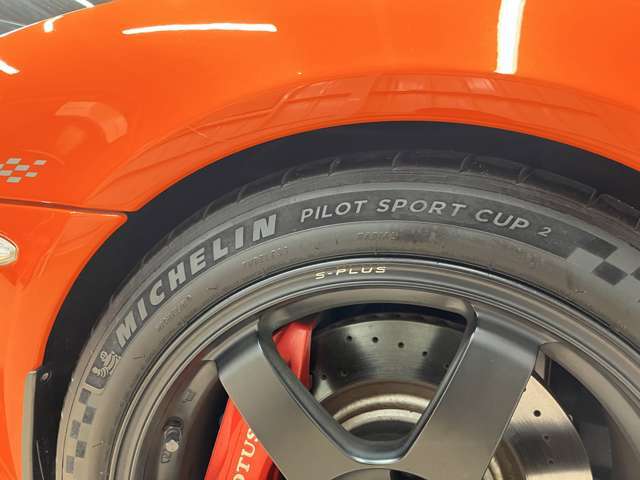 タイヤもEXIGE SPORT410純正採用のMICHELIN PILOT SPORT CUP 2が装着されておりますので、本車両の足廻りはEXIGE SPORT410と同仕様ということになります。