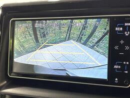 【バックカメラ】駐車時に後方がリアルタイム映像で確認できます。大型商業施設や立体駐車場での駐車時や、夜間のバック時に大活躍！運転スキルに関わらず、今や必須となった装備のひとつです！