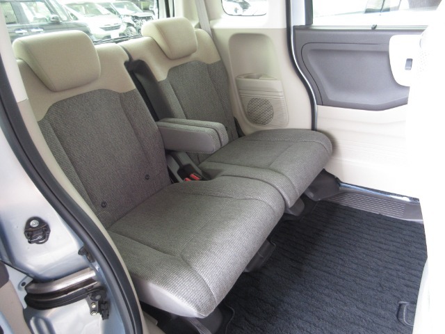 前席との距離や荷室長を左右で別々に調節できるスライドシートを標準装備しております。操作は荷室側からも行なえ、19CMのスライドができます。