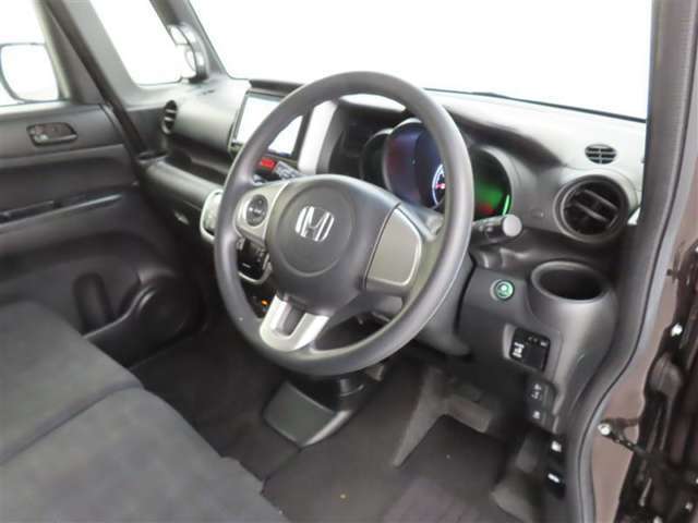 シンプルで使いやすいデザインの運転席です。