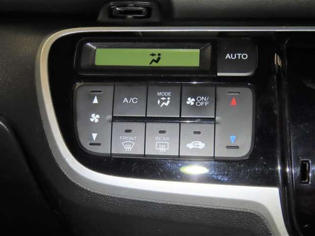 オートエアコンを装備しております。