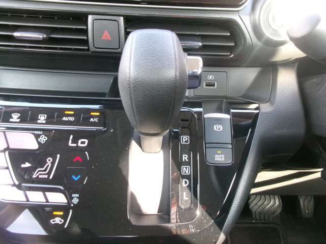 電動パーキングブレーキ装備！また、オートブレーキホールド機能もありますので、停車時ブレーキペダルから足を離してもブレーキ力を保持しているので動き出しません。(アクセルペダルを踏むと解除され発進します）