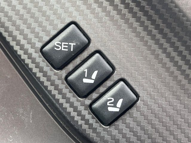 【メモリー機能付きパワーシート】ドライバーごとに設定したシート位置を記憶して、ボタン一つで切り替えできる便利な機能！運転する方が複数名いらっしゃるご家庭におすすめです♪