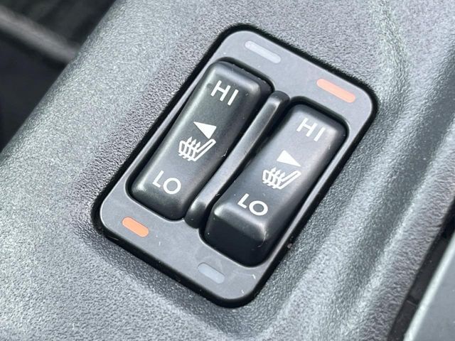 【シートヒーター】寒い日に重宝するシートヒーター！エアコンより早く温まってくれるので寒がりの人も安心ですね♪エアコンの温風は乾燥するから苦手、という方にもをおすすめです。