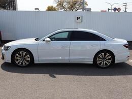 Audi正規ディーラーが高品質をお約束。高度な訓練・教育を受けたAudi専任メカニックが、100項目にもおよぶ精密な点検を実施いたします。すべてをクリアしたAudi車だけが、あなたのお手元に届けられるのです。