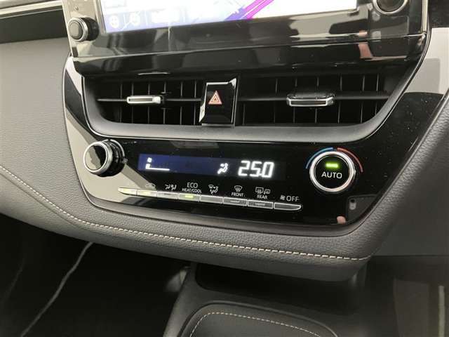 オートエアコンは温度を設定するだけで、自動で風量などを設定してくれます。運転しながら操作も必要ないので、安全性も向上します。