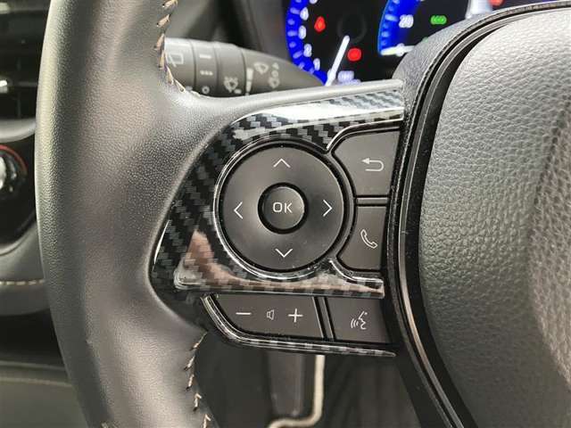 運転中、オーディオの操作をしてて、ハッとしたことはありませんか？ステアリングスイッチは、運転中でもハンドルでオーディオの操作が可能です。安全なドライブをサポートします。