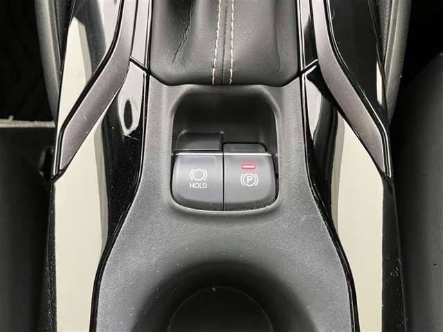 指先でパーキングブレーキの操作ができます。ブレーキホールドもついているので停止中に、ブレーキペダルから足を離しても停止状態を維持し続けてくれます。信号待ちなどの際に非常に便利です。