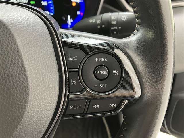 前方の車との車間を設定し、スピードを上げたり緩めたりを自動で行ってくれる追尾式の「レーダークルーズ」。上級装備の一つです！高級車にしかつかない嬉しい機能です。