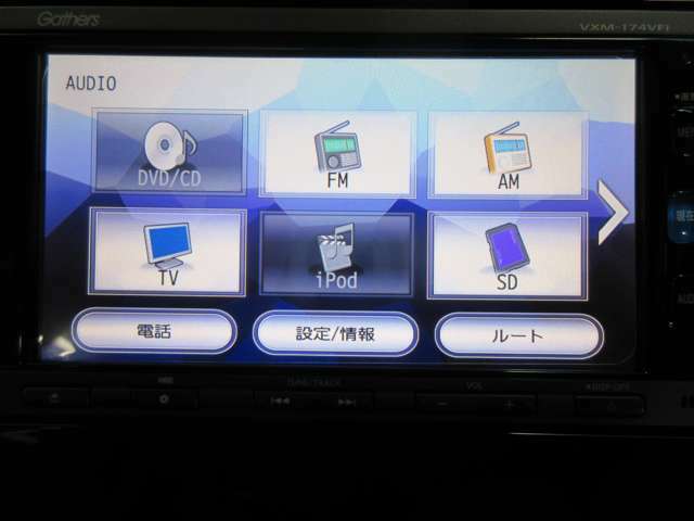 音楽ソースはCD/DVD/SD/TV//Bluetoothに対応しており、スマホ連携もラクラクです