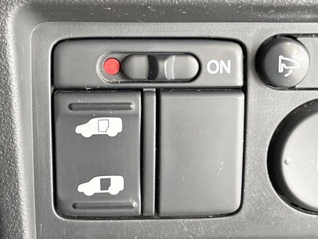 【パワースライドドア】スマートキーや運転席のスイッチでスライドドアの開閉が可能♪電動だから力を入れてドアを開ける必要が無く、小さいお子様でも、重い荷物を持っている時もラクに開け閉めできます♪