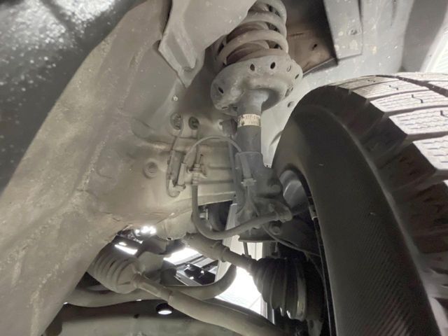 お車を安心してお乗りいただく為には、足回りの定期点検が欠かせません。サービスサポート（有償保証）では無料点検もご提供しており、安心のカーライフをお過ごしいただけるサポート体制が整っています。