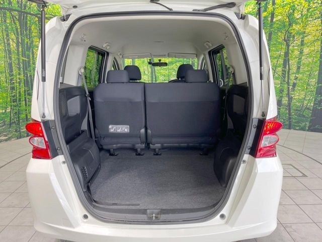 普段のお買い物や通勤、送迎等に十分な荷室スペースを確保しております。セカンドシートを倒すと、大きな荷物の積載も可能です♪