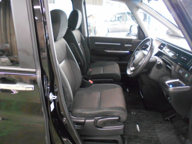 【内外装クリーニング実施】専門スタッフが真心込めて内外装の隅々まで徹底的にクリーニングを実施【オプション】でリフレッシュパッケージご用意しました。ぜひご利用下さい。スタッフがご説明致します。