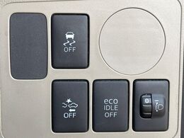 【スマートアシスト】走行中に前方の車両等を認識し、衝突しそうな時は警報とブレーキで衝突回避と被害軽減をアシスト。より安全にドライブをお楽しみいただけます。