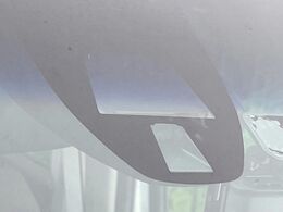 【シティブレーキアクティブシステム】低速走行中に前方の車両等を認識し、衝突しそうな時は警報とブレーキで衝突回避と被害軽減をアシスト。より安全にドライブをお楽しみいただけます。