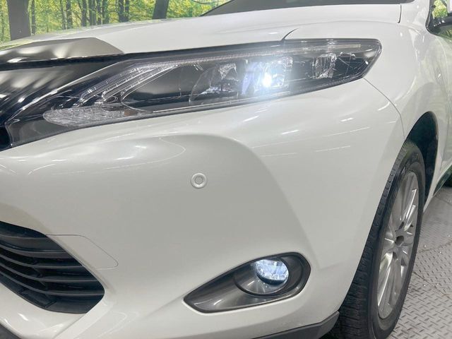 【LEDヘッドライト】悪天候や夜間走行時も良好な視界を確保し安心して運転できる高輝度LEDヘッドライトを装備！点灯速度が早く、消費電力も抑えられています。