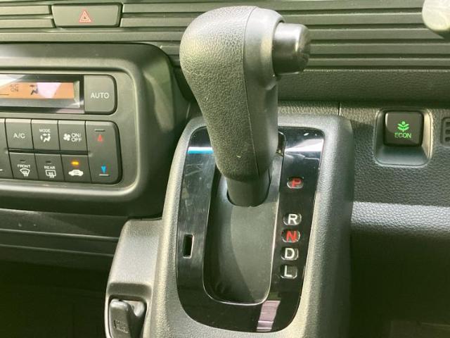 WECARSの展示場では実際に見て、触ってお車をお選びいただけます！知識の豊富な営業スタッフが様々なカーライフをご提案いたします！
