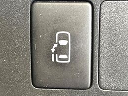【パワースライドドア】スマートキーや運転席のスイッチでスライドドアの開閉が可能♪電動だから力を入れてドアを開ける必要が無く、小さいお子様でも、重い荷物を持っている時もラクに開け閉めできます♪