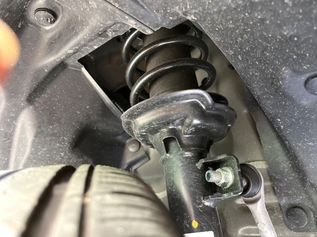 お車を安心してお乗りいただく為には、足回りの定期点検が欠かせません。サービスサポート（有償保証）では無料点検もご提供しており、安心のカーライフをお過ごしいただけるサポート体制が整っています。