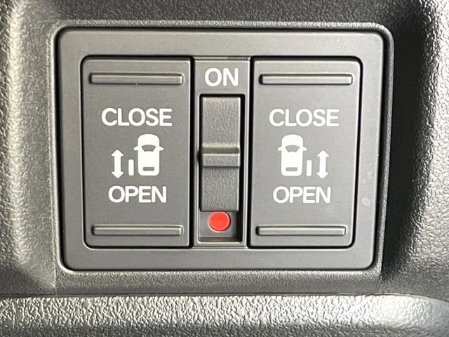 【両側パワースライドドア】スマートキーや運転席のスイッチで後席両側スライドドアの開閉が可能♪電動だから力を入れてドアを開ける必要が無く、小さなお子様でも簡単に開け閉めでき快適です♪