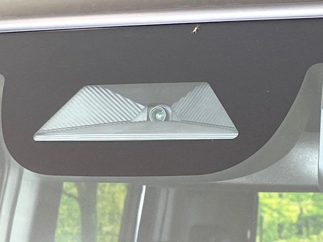 【ホンダセンシング】走行中に前方の車両等を認識し、衝突しそうな時は警報とブレーキで衝突回避と被害軽減をアシスト。より安全にドライブをお楽しみいただけます。